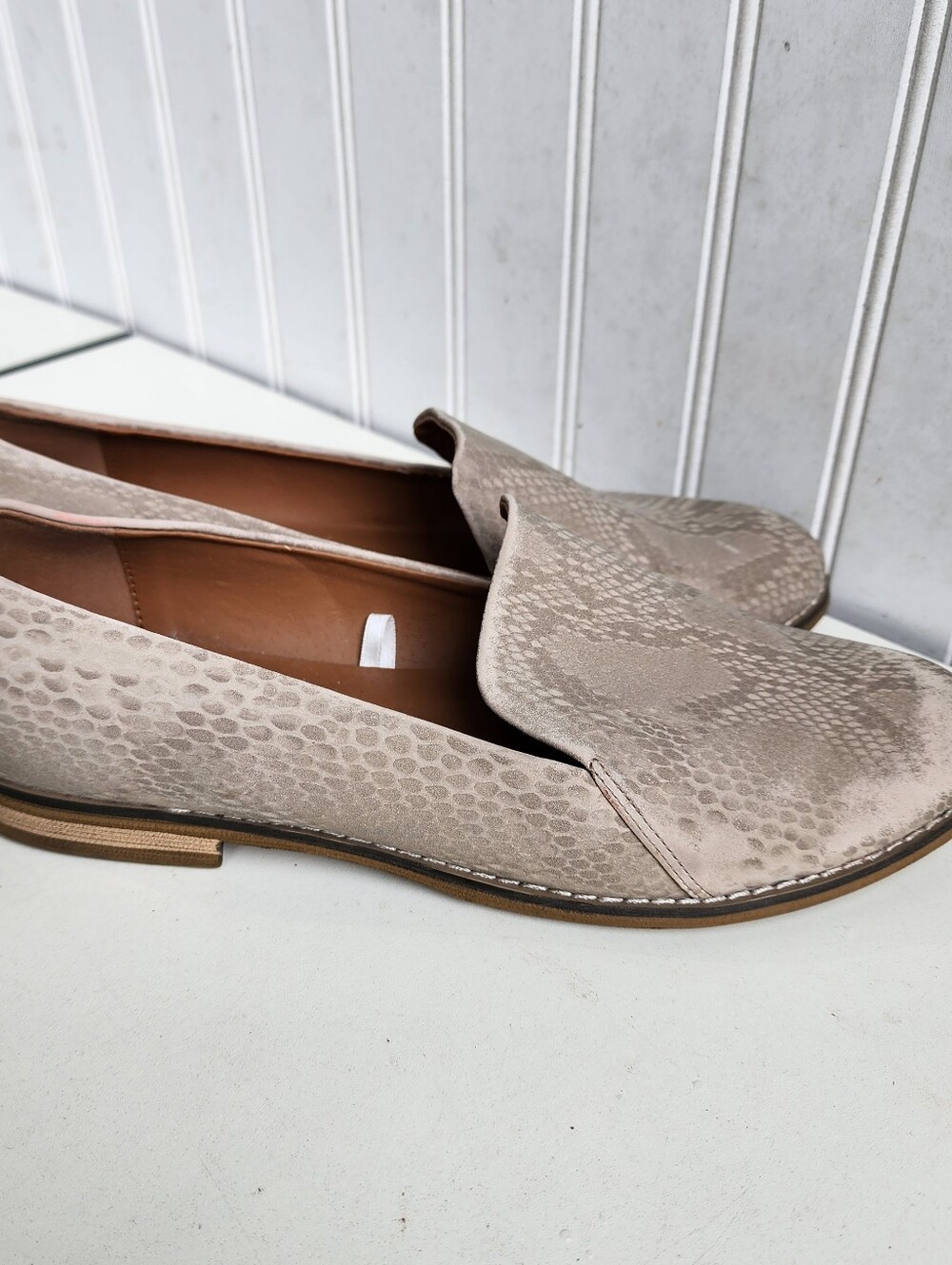 Indigo Rd Women's Irhani Snake Print Beige Tan Slip-On Loafer Shoes Soft Sz 8.5